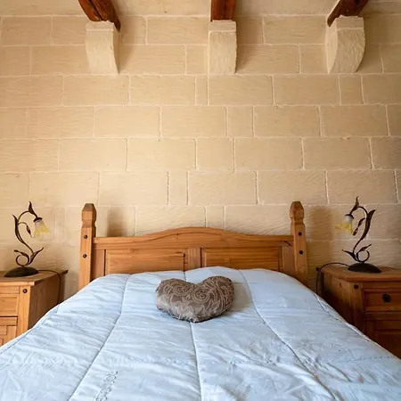 5 Bedroom With Private Pool Għarb