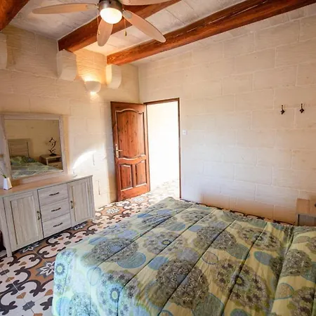 5 Bedroom With Private Pool Semesterbostad Għarb