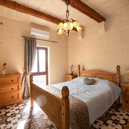 Semesterbostad 5 Bedroom With Private Pool Għarb