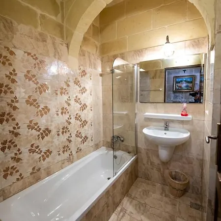 5 Bedroom With Private Pool Semesterbostad Għarb