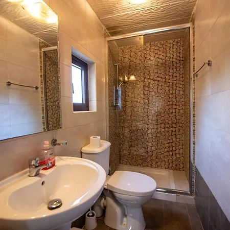 5 Bedroom With Private Pool Għarb