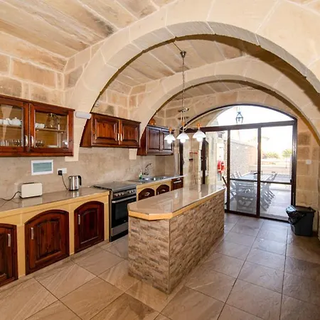 5 Bedroom With Private Pool * Għarb