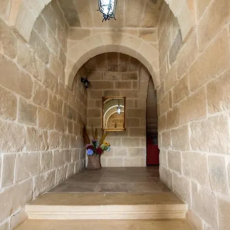 5 Bedroom With Private Pool Semesterbostad Għarb