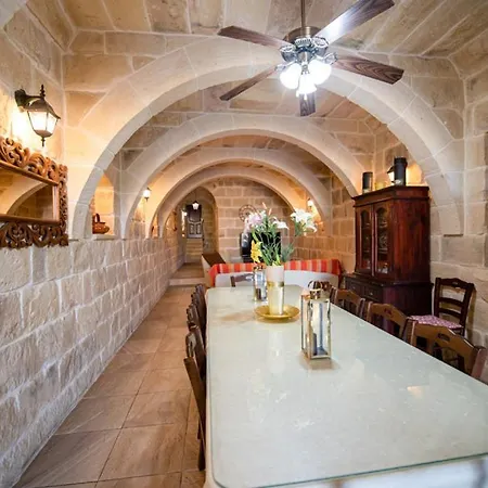 5 Bedroom With Private Pool *